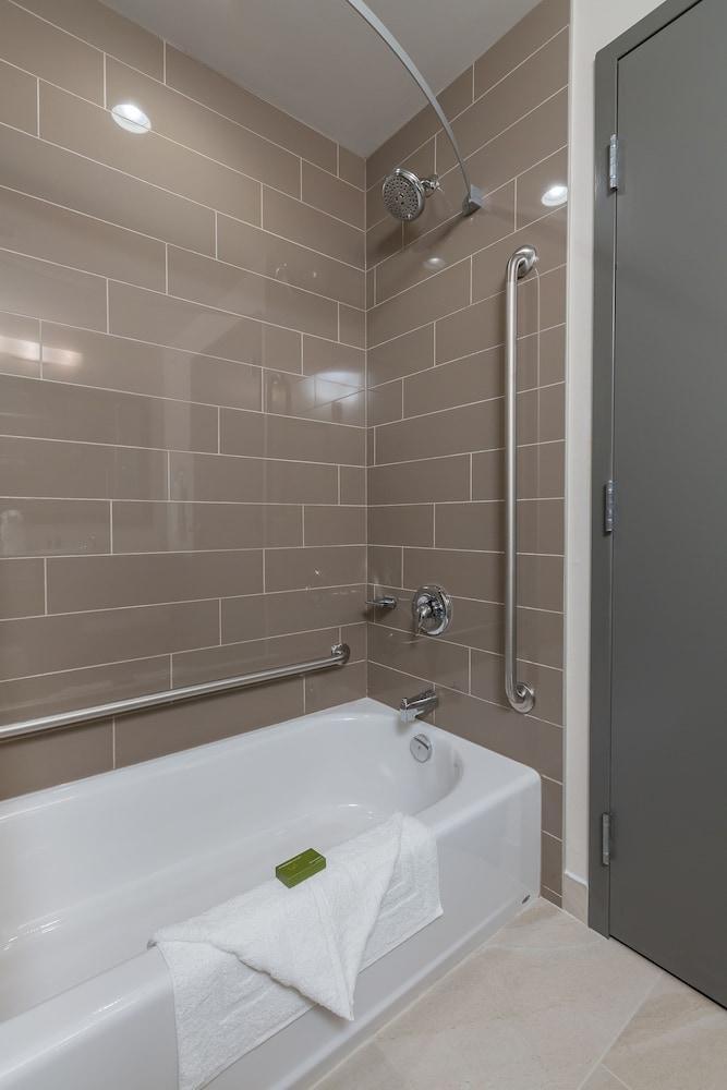 Best Western Plus Chestermere Hotel Екстериор снимка