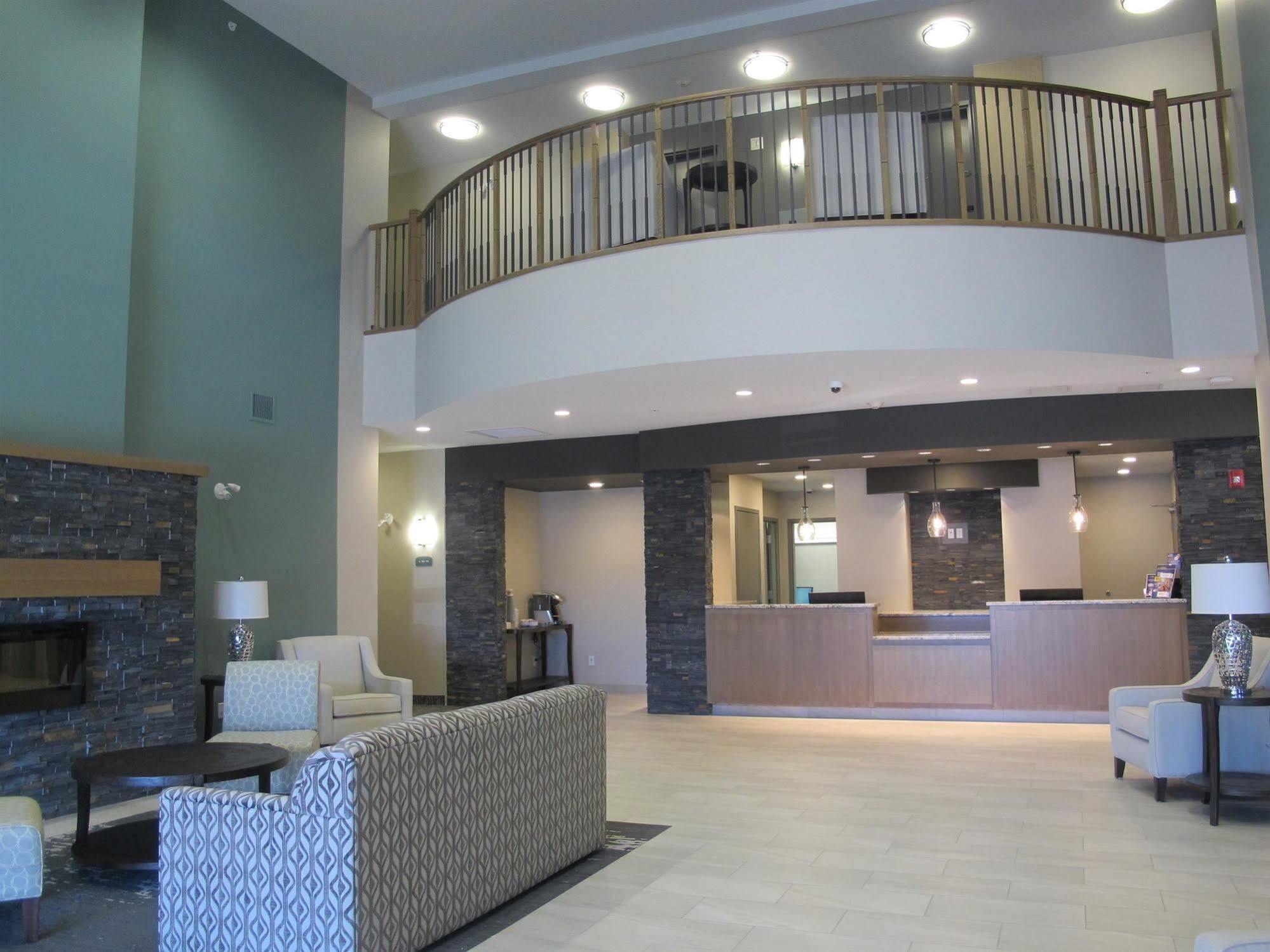 Best Western Plus Chestermere Hotel Екстериор снимка