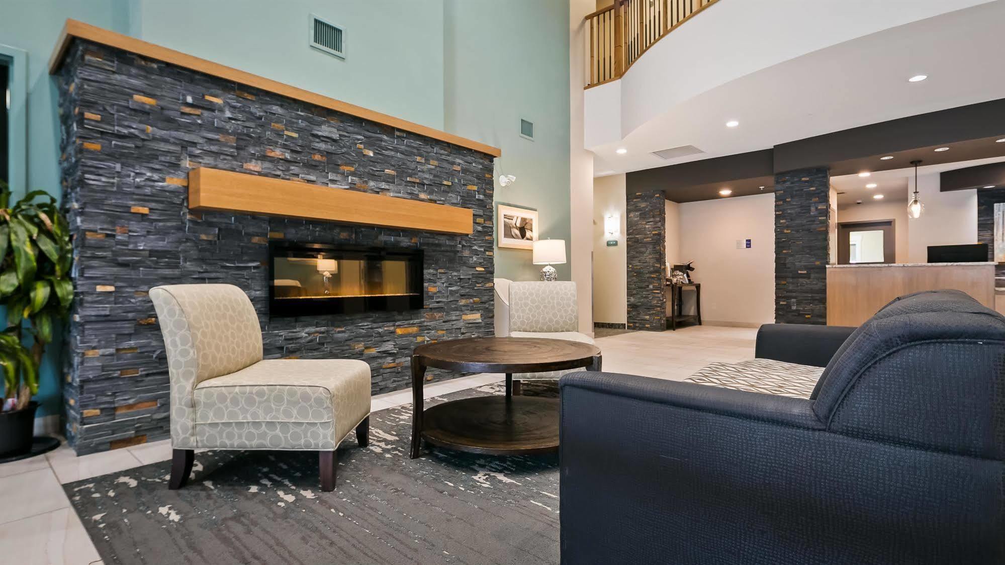 Best Western Plus Chestermere Hotel Екстериор снимка