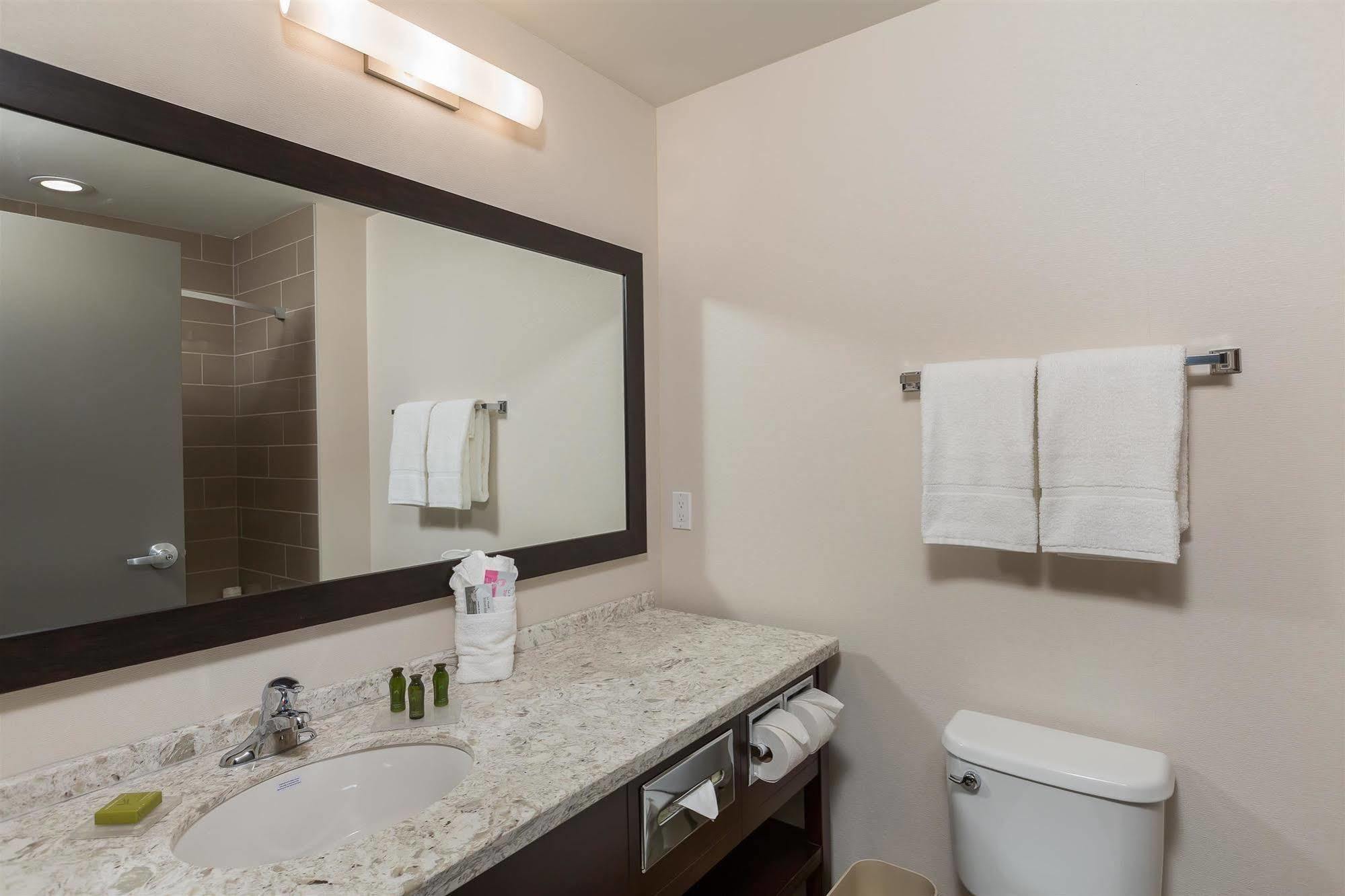 Best Western Plus Chestermere Hotel Екстериор снимка