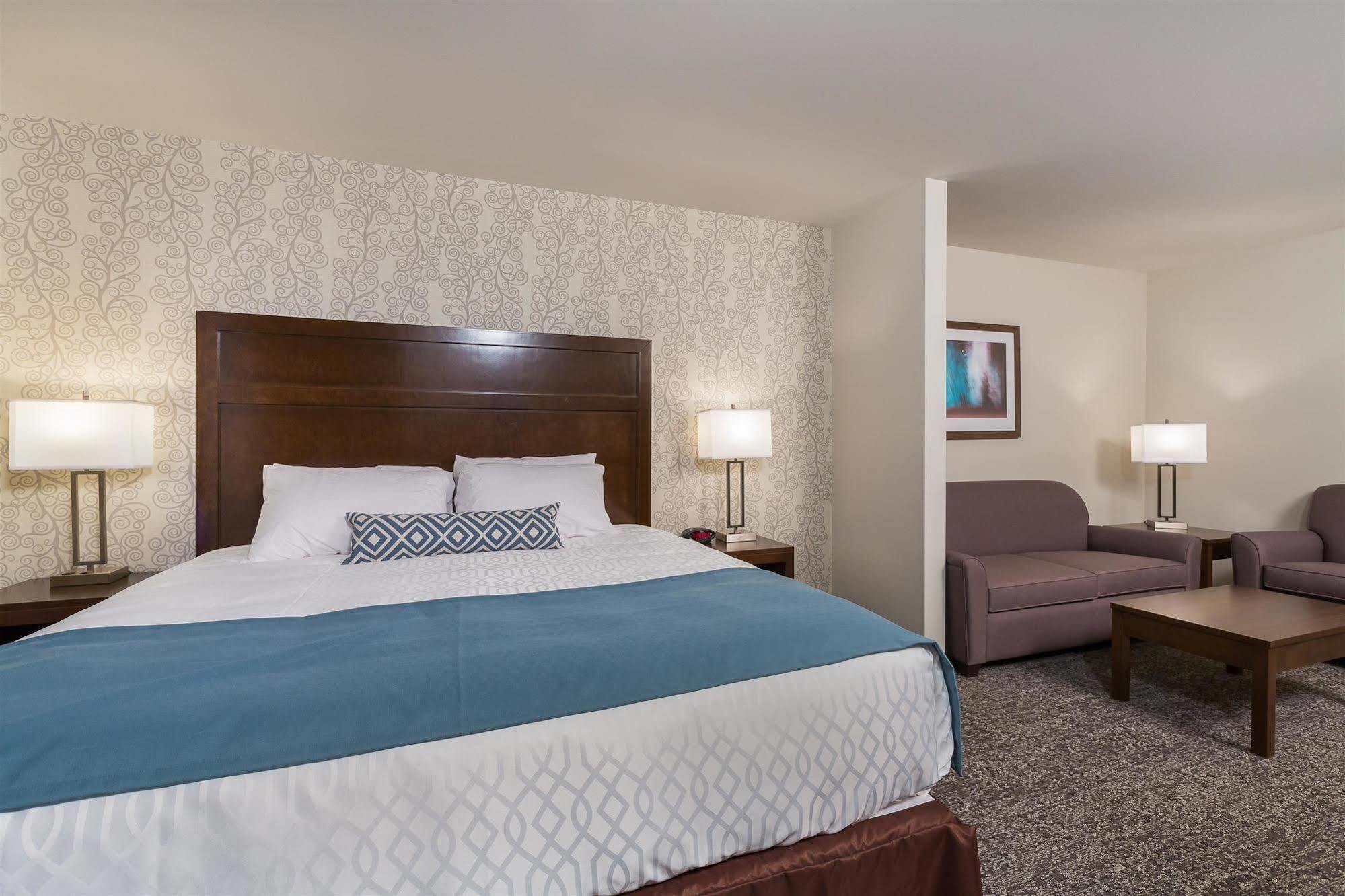 Best Western Plus Chestermere Hotel Екстериор снимка