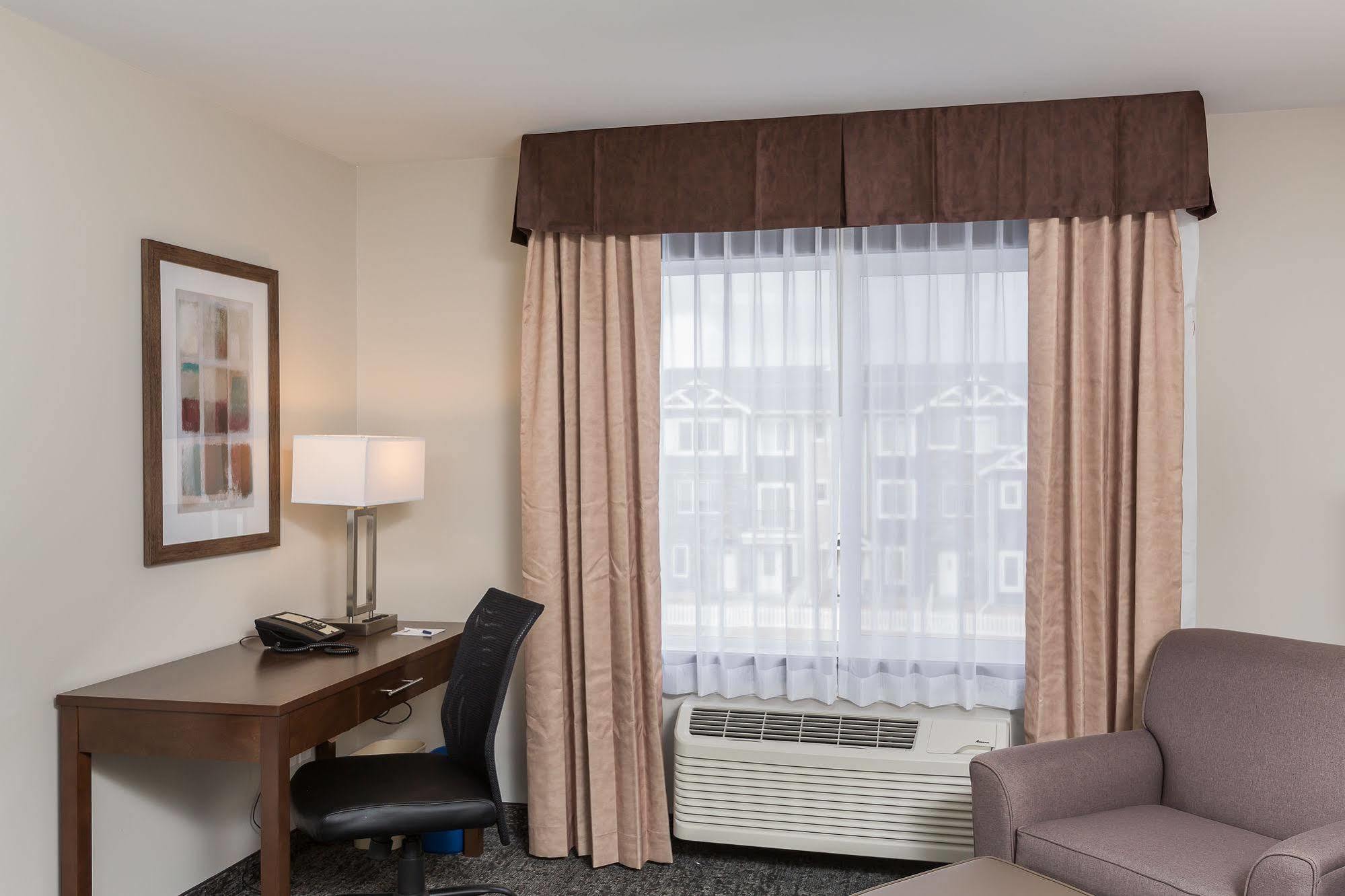 Best Western Plus Chestermere Hotel Екстериор снимка
